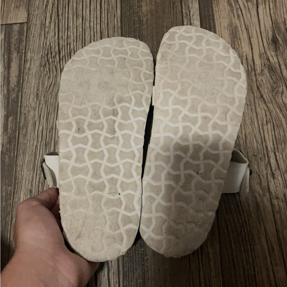 Size 7 cusionable summer shoes with a little wear